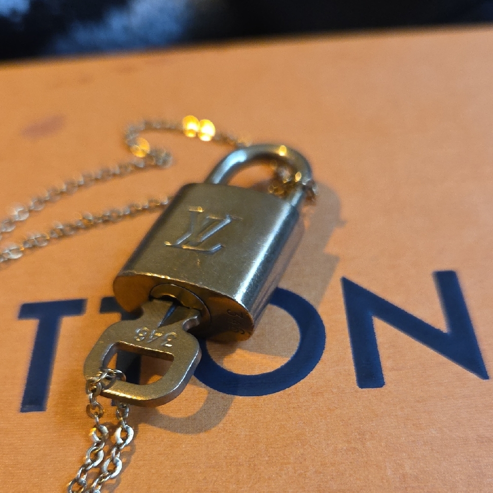 #346 Louis Vuitton Gold Lovk And Key